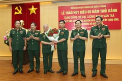 Lãnh đạo Bộ Quốc phòng tặng hoa chúc mừng Đại tướng Phạm Văn Trà. (Ảnh: Hồng Pha/TTXVN)