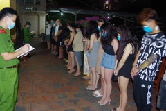 Nhóm nam nữ bị phát hiện tụ tập, sử dụng trái phép chất ma túy trong nhà nghỉ Sinh thái Làng Việt ngày 21/9/2021. (Nguồn: thanhnien.vn)