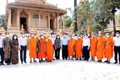 Phó Thủ tướng Phạm Bình Minh chụp hình lưu niệm với các đại biểu và sư sãi tỉnh Sóc Trăng tại chùa Khleang, thành phố Sóc Trăng. (Ảnh: Trung Hiếu/TTXVN)