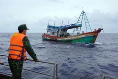 Tổ tuần tra ngăn chặn tàu cá vi phạm hành lang tuyến ống dẫn khí. (Ảnh: TTXVN phát)
