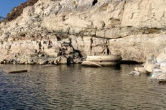 Mực nước hồ Mead xuống thấp tới mức lần đầu tiên người ta đã có thể nhìn thấy van lấy nước số 1 trong lòng hồ. (Nguồn: CNN)