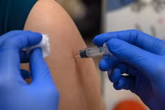 Tiêm vaccine ngừa COVID-19 tại Singapore. (Ảnh: AFP/TTXVN)