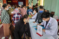 Các bác sỹ thăm khám, cấp thuốc cho người dân nghèo xã Tân Thành và xã Tân Thuận.