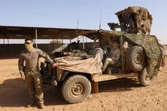  Binh sỹ thuộc Lực lượng đặc nhiệm Takuba được triển khai tại Menaka, Mali, ngày 7/12/2021. (Ảnh: AFP/TTXVN)