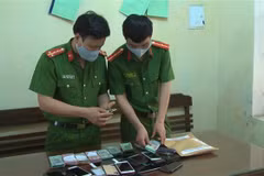 Công an Thanh Hóa và tang vật của một vụ án đánh bạc. (Ảnh TTXVN phát)