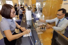Khách hàng giao dịch tại Ngân hàng Bảo Việt chi nhánh Gia Lai. (Ảnh: Trần Việt/TTXVN)