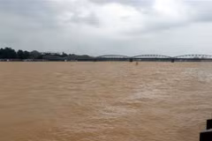 Nước lũ trên sông Hương ở mức xấp xỉ báo động 2. (Ảnh: Đỗ Trưởng/TTXVN)