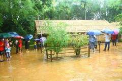 Trong hai ngày lễ 30 /4 và 1/5, đã có 1.800 đoàn với trên 4 vạn khách đã đến tham quan tại quê Bác. (Ảnh: Tá Chuyên/TTXVN)