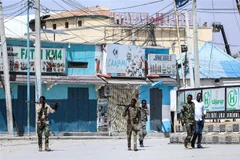 Lực lượng an ninh Somalia tuần tra tại hiện trường vụ tấn công khách sạn Hayat ở thủ đô Mogadishu của Somalia ngày 19/8/2022. (Ảnh: AFP/TTXVN)