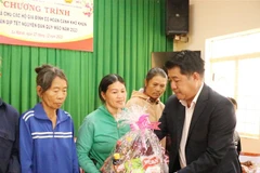 Đại diện doanh nghiệp tặng quà Tết cho người dân. (Ảnh: Tuấn Anh/TTXVN)