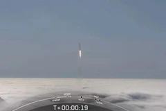Một tên lửa SpaceX Falcon 9 mang theo 46 vệ tinh Internet Starlink đâm xuyên qua các đám mây phía trên Căn cứ Lực lượng Không gian Vandenberg ở California ngày 10/7. (Nguồn: SpaceX)