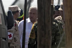 Tổng thống Mexico Andres Manuel Lopez Obrador (trái) thị sát hoạt động cứu hộ tại hiện trường sập mỏ than ở Agujita, Sabinas Municipality, bang Coahuila, Mexico, ngày 7/8/2022. (Ảnh: AFP/TTXVN)