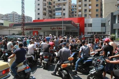 Người dân xếp hàng dài chờ đổ xăng tại Tripoli, Liban, ngày 25/8/2021. (Ảnh: THX/TTXVN)