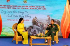 Giao lưu với bác Đỗ Quốc Phong, Ủy viên Đoàn Chủ tịch Hội cựu TNXP Việt Nam, Chủ tịch Hội cựu TNXP TP Hà Nội. (Ảnh: Tuấn Đức/TTXVN)