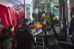 Lực lượng cứu hộ chuyển một thợ mỏ được giải cứu trong vụ nổ gây sập hầm lò ở thị trấn Amasra, tỉnh Bartin, Thổ Nhĩ Kỳ ngày 15/10/2022. (Ảnh: AFP/TTXVN)