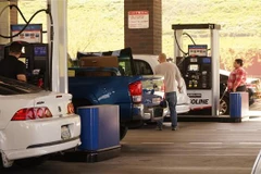 Một trạm xăng ở Los Angeles, Mỹ, ngày 20/3/2022. (Ảnh: THX/TTXVN)