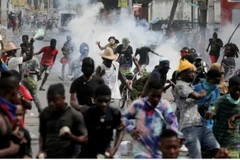 Cảnh sát bắn hơi cay trong cuộc biểu tình yêu cầu Thủ tướng Haiti Ariel Henry từ chức ngày 10/10. (Nguồn: Reuters)