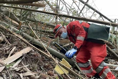 Lực lượng cứu hộ tìm kiếm hộp đen máy bay của Hãng hàng không China Eastern Airlines tại hiện trường vụ tai nạn ở khu tự trị dân tộc Choang Quảng Tây, Trung Quốc, ngày 22/3/2022. (Ảnh: THX/TTXVN)