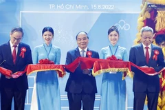 Chủ tịch nước Nguyễn Xuân Phúc cùng các đại biểu cắt băng khai trương Trung tâm dữ liệu CMC Tân Thuận. (Ảnh: Thống Nhất/TTXVN)