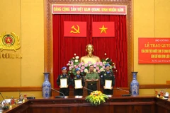 Thừa ủy quyền của Chủ tịch nước, Bộ trưởng Tô Lâm trao quyết định về việc cử sỹ quan tham gia hoạt động Gìn giữ hòa binh LHQ. (Nguồn: cand.com.vn)