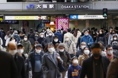 Người dân đeo khẩu trang phòng lây nhiễm COVID-19 tại Osaka, Nhật Bản, ngày 7/1/2022. (Ảnh: Kyodo/TTXVN)