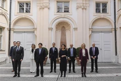 Ngoại trưởng Ukraine Dmytro Kuleba và Ngoại trưởng các nước G7 chụp ảnh bên lề Hội nghị An ninh Munich ở Đức ngày 19/2/2022. (Ảnh: AFP/TTXVN)