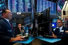 Giao dịch viên theo dõi thị trường tại Sàn chứng khoán New York, Mỹ ngày 11/11/2022. (Ảnh: AFP/TTXVN)