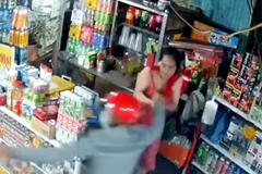 [Video] Tên cướp táo tợn giật dây chuyền của chủ tạp hóa ở Bình Dương