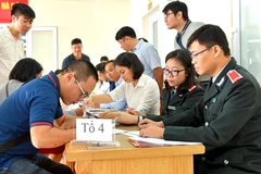 Các đơn vị sử dụng lao động ký biên bản công bố Quyết định thanh tra. (Ảnh: BHXH Hà Nội)