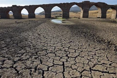 Đáy sông khô nứt nẻ do hạn hán kéo dài tại Villarta de los Montes, Tây Ban Nha ngày 16/8/2022. (Ảnh: AFP/TTXVN)