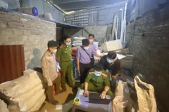 Lực lượng công an tại nơi tàng trữ tang vật. (Nguồn: Báo Lào Cai)