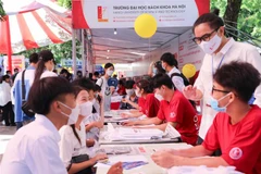 Tư vấn giải đáp thắc mắc về chương trình đào tạo, cơ hội nghề nghiệp cũng như chính sách hỗ trợ của trường đại học Bách khoa Hà Nội. (Ảnh: Thanh Tùng/TTXVN)