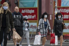 Người dân mua sắm tại Berlin, Đức. (Ảnh: AFP/TTXVN)