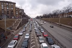 Các phương tiện nối đuôi nhau rời thủ đô Kiev, Ukraine, ngày 24/2/2022. (Ảnh: THX/TTXVN)