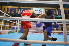 Pha giao tranh giữa 2 vận động viên Trần Văn Thảo (Việt Nam, xanh) và VĐV Kornelis Kwang (Indonesia, đỏ). (Ảnh: Phạm Tuấn Anh/TTXVN)