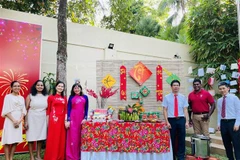 Cán bộ, nhân viên Đại sứ quán tham dự chương trình. (Ảnh: Trịnh Thị Ngọc Anh/TTXVN)