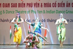 Tiết mục biểu diễn trong chương trình giao lưu của đoàn nghệ thuật Ấn Độ. (Ảnh: Xuân Triệu/TTXVN)