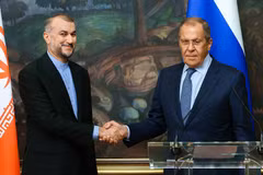 Ngoại trưởng Nga Sergei Lavrov (phải) bắt tay Ngoại trưởng Iran Hossein Amir-Abdollahian tại Moskva ngày 31/8. (Ảnh: Bộ Ngoại giao Nga)