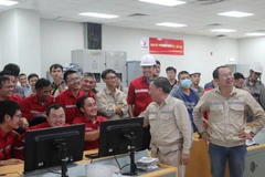 Lãnh đạo Ban Quản lý dự án cùng Tổng thầu Petrocons chúc mừng đội ngũ kỹ sư vận hành và các chuyên gia. (Nguồn: petrovietnam.petrotimes.vn)