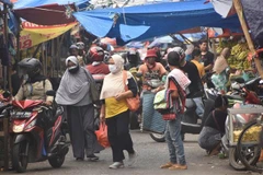 Người dân mua sắm tại một khu chợ ở Bekasi, Indonesia. (Ảnh: AFP/TTXVN)