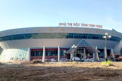 Mặt trước Nhà thi đấu thể dục-thể thao tỉnh Vĩnh Phúc đang được cải tạo cảnh quan, sân vườn. (Ảnh: Hoàng Hùng/TTXVN)