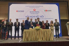 Hội Doanh nghiệp sản xuất sản phẩm công nghiệp chủ lực thành phố Hà Nội (HAMI) và Hiệp hội Doanh nghiệp Italy tại Việt Nam (ICHAM) ký kết biên bản ghi nhớ. (Ảnh: Phương Anh/TTXVN)
