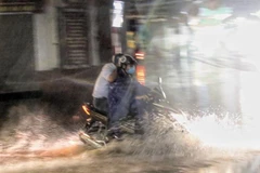 Đoạn Đinh Lễ hướng ra Đinh Tiên Hoàng ngập sau cơn mưa lớn. (Ảnh: Tuấn Đức/TTXVN)