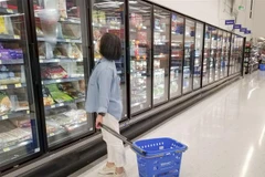 Người dân mua hàng trong siêu thị tại Vancouver, British Columbia, Canada, ngày 16/8/2022. (Ảnh: THX/TTXVN)