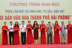 Các đại biểu cắt băng khai mạc triển lãm “Di sản văn hóa thành phố Hải Phòng”. (Ảnh: Minh Thu/TTXVN)