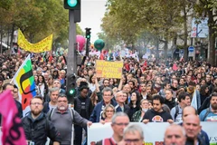 Hàng nghìn người tham gia cuộc tuần hành đòi tăng lương tại Paris, Pháp. (Ảnh: AFP/TTXVN)