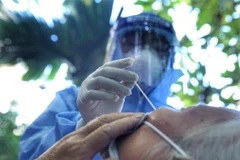 Lấy mẫu xét nghiệm COVID-19 cho người dân. (Ảnh minh họa: Tuấn Đức/TTXVN)