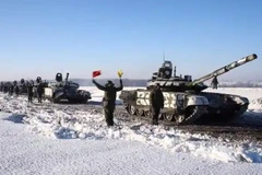 Xe tăng Nga rời đi sau cuộc tập trận chung với Belarus. (Nguồn: AFP)