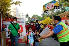 “Chuyến xe mùa Xuân” đưa 1.000 công nhân và người lao động nghèo có hoàn cảnh khó khăn về quê đón Tết. (Ảnh: Thanh Vũ/TTXVN)