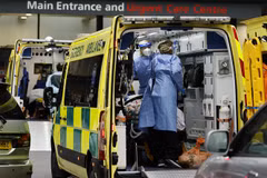  Nhân viên y tế chuyển bệnh nhân COVID-19 tới bệnh viện ở London, Anh. (Ảnh: AFP/TTXVN)